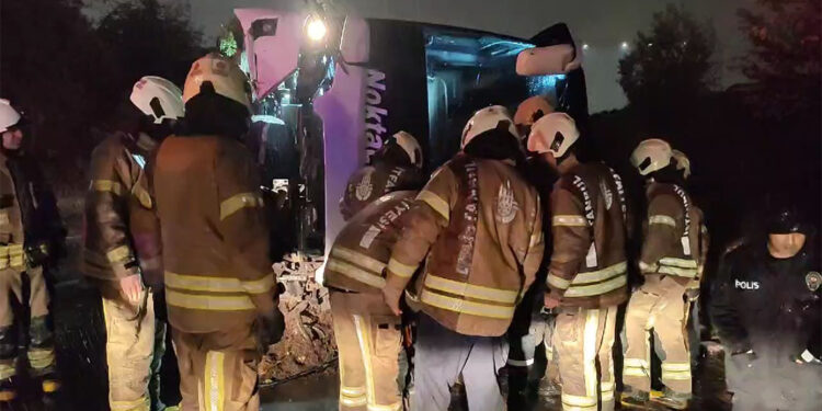 Bayrampaşa'da yolcu otobüsü devrildi; yaralılar var