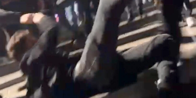 Polise direnen şüpheli, memurun elini ısırıp tekme attı