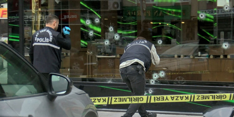 Beylikdüzü'nde motosikletli iki kişi kuyumcu dükkanını kurşunladı