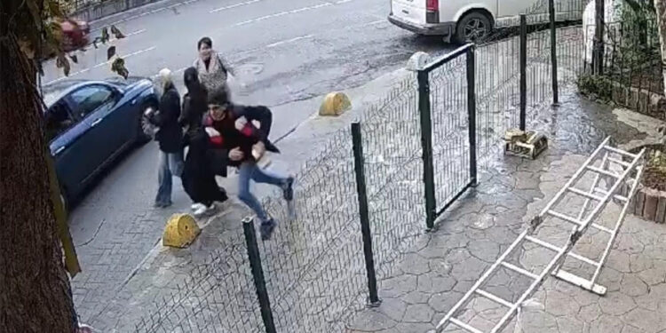 Kazakistan uyruklu kadın kapkaça uğradı