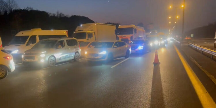 Esenyurt TEM'de, yakıt tankeri kamyona arkadan çarptı