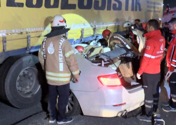 Esenyurt'ta, TIR ile çarpışan otomobilin sürücüsü yaralandı