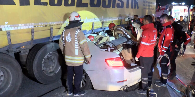 Esenyurt'ta, TIR ile çarpışan otomobilin sürücüsü yaralandı