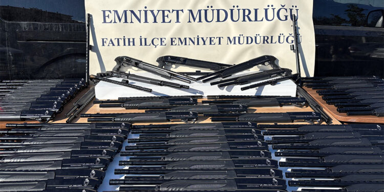 Fatih'te yasa dışı silah ticareti operasyonu; 200 tüfek ele geçirildi