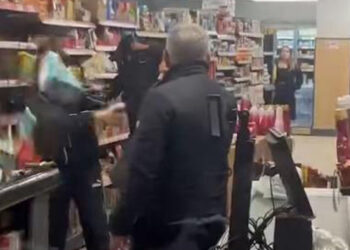 Gaziosmanpaşa'da hırsızlık yaparken yakalanan şüphelileri çalışanlar markete kilitledi