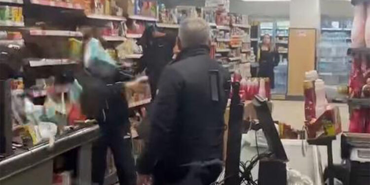 Gaziosmanpaşa'da hırsızlık yaparken yakalanan şüphelileri çalışanlar markete kilitledi 