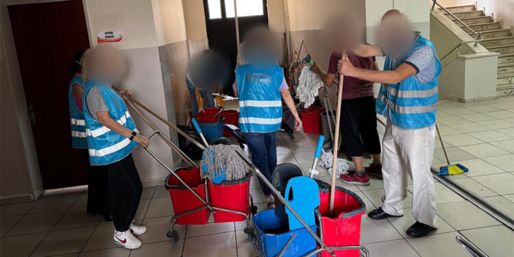 Hükümlüler ara tatilde 12 okul temizledi