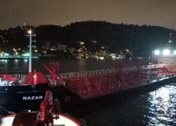 İstanbul Boğazı çift yönlü olarak gemi trafiğine kapatıldı
