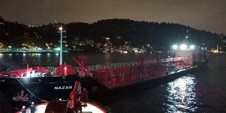 İstanbul Boğazı çift yönlü olarak gemi trafiğine kapatıldı