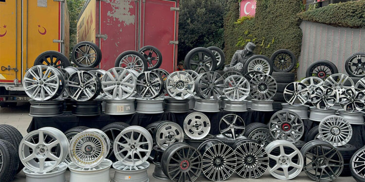 İstanbul'da kaçak lastik ve jant operasyonu