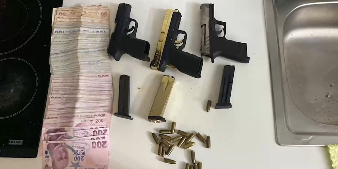 İçişleri Bakanı Ali Yerlikaya, İstanbul'da düzenlenen Narkoçelik-44 operasyonunda 6 şüphelinin yakalandığını ve 3 Ton 515 kilogram uyuşturucu maddenin ele geçirildiğini duyurdu.