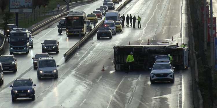 Et yüklü kamyonet devrildi: 1 yaralı