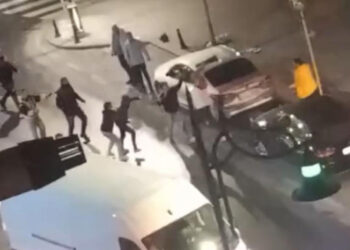 Kağıthane’de başına demir duba fırlattı