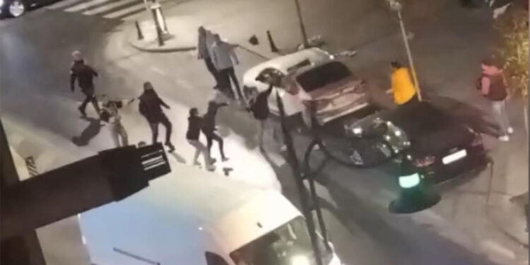 Kağıthane’de başına demir duba fırlattı