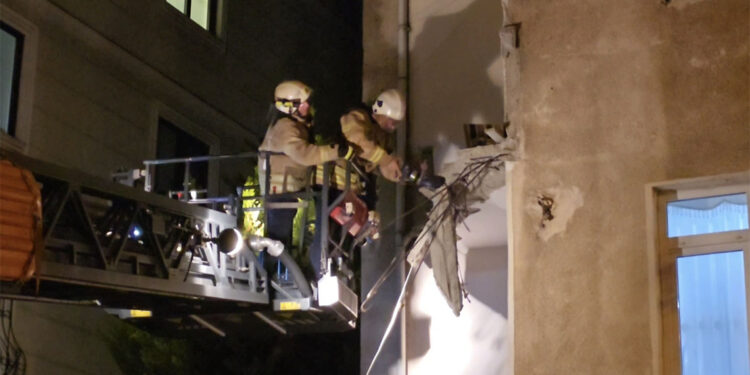 Kartal'da bir binanın balkonu çöktü