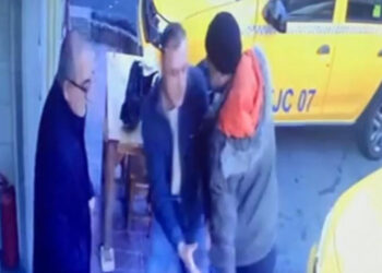 Beyoğlu'nda kendisini bekleten taksici lastiklerini patlattı