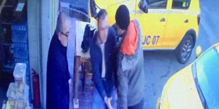 Beyoğlu'nda kendisini bekleten taksici lastiklerini patlattı