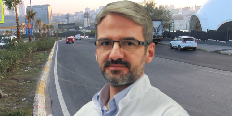 Küçükçekmece'de silahlı 4 kişi profesörü darbedip aracını gasbetti