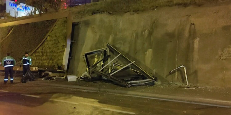 Maltepe'de otomobil otobüs durağına daldı