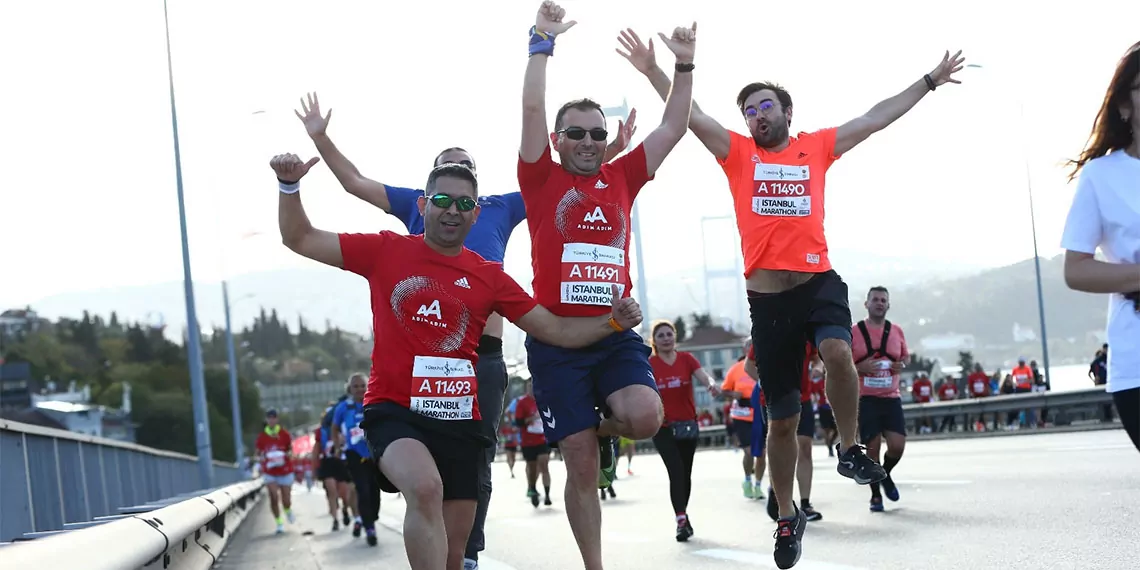 İstanbul büyükşehir belediyesi (i̇bb) iştiraki spor i̇stanbul tarafından organize edilen ve iki kıta arasında koşulan 46. İstanbul maratonu başladı.