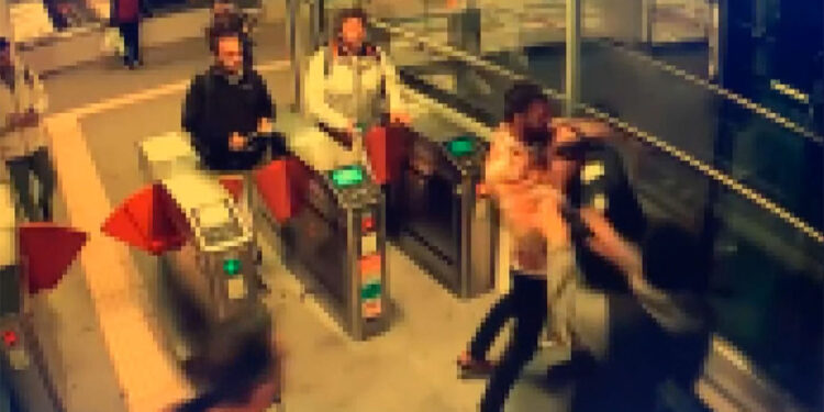 Marmaray'da güvenlik görevlisi yolcuyu vurdu