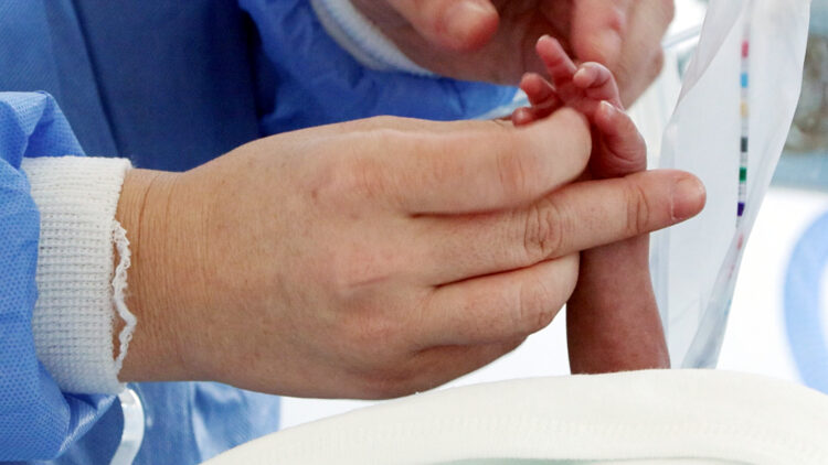 Bebekleri yaşatmak için kendi hayatlarını unutuyorlar