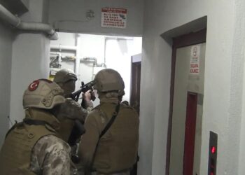 PKK'ya yönelik 10 ilçede eş zamanlı operasyon; 13 gözaltı