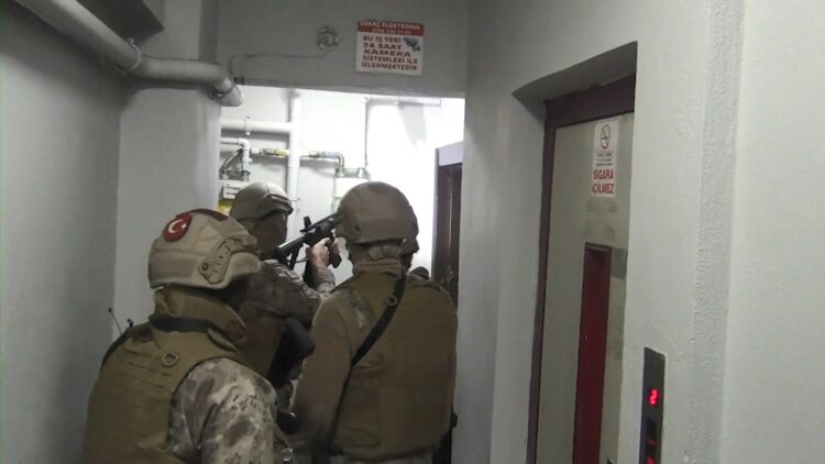 PKK'ya yönelik 10 ilçede eş zamanlı operasyon; 13 gözaltı