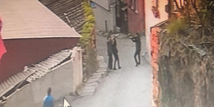 Sevgilisinin boğazına bıçak dayayan adamı silahla vurdu