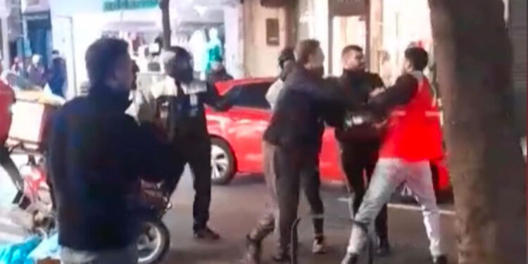 Şişli'de motosikletli kuryeler sürücüyü darbetti