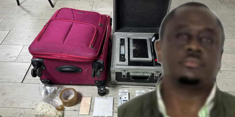 Sahte pasaportlu turistin valizinden para basma makinesi çıktı