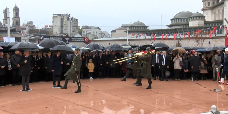 Atatürk ölümünün 86'nci yıldönümünde Taksim'de anıldı