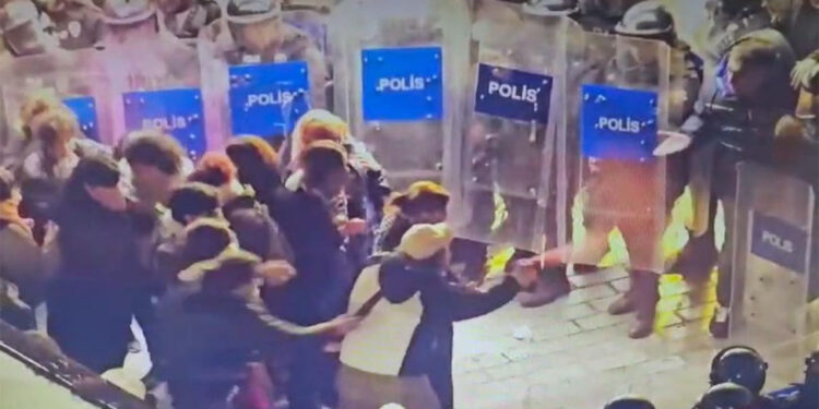 Taksim'de kadına şiddet yürüyüşüne polis izin vermedi