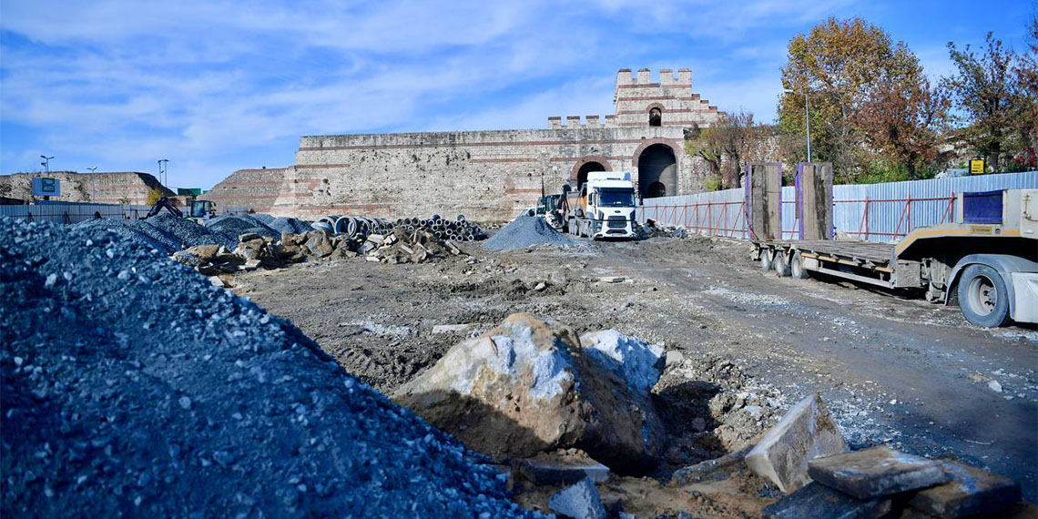 UNESCO’nun Dünya Miras Listesi’nde yer alan ve kara surları koruma alanında bulunan Topkapı Kaleiçi Meydanı yenileniyor.