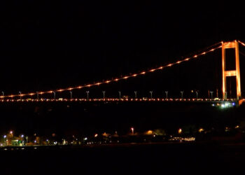 İstanbul'daki boğaz köprüleri turuncu ışıklarla aydınlatıldı