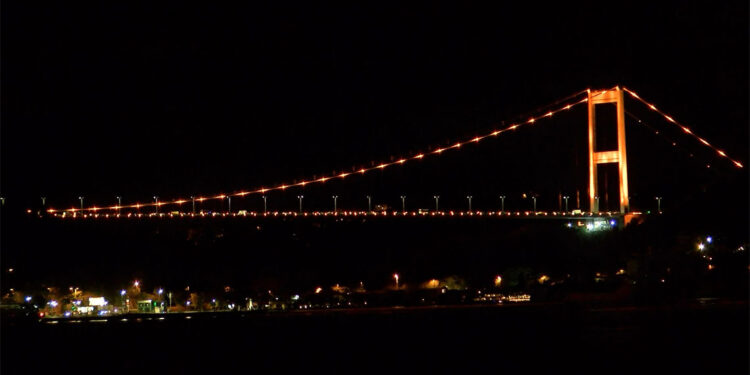 İstanbul'daki boğaz köprüleri turuncu ışıklarla aydınlatıldı