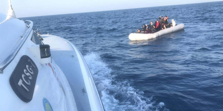 Seferihisar'da 14'ü çocuk 18 kaçak göçmen yakalandı