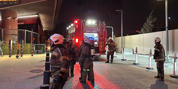 İzmir'de AVM'de yangın paniği: 3 kişi dumandan etkilendi