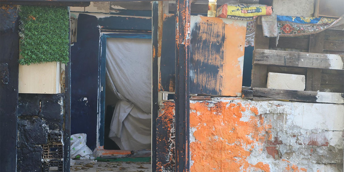 İzmir'in Selçuk ilçesinde anneleri Melisa Akcan'ın kapıyı üzerlerine kilitleyip hurda toplamaya gittikten sonra çıkan yangında hayatını kaybeden yaşları 1 ile 5 arasında değişen 5 kardeşten geriye oyuncakları kaldı.