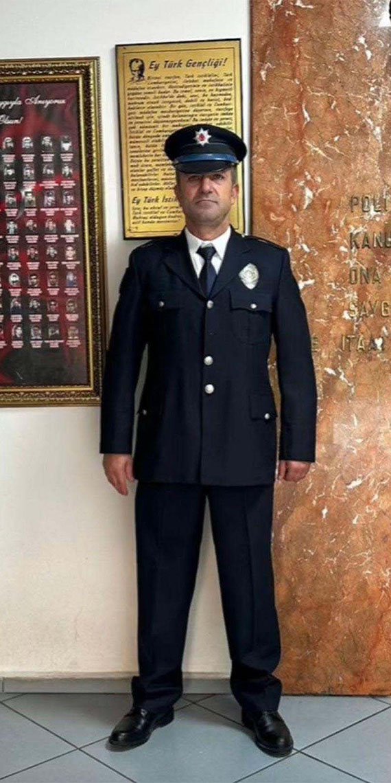 İzmir'in Çiğli ilçesinde, alkollü içki satışı yapılan markette iki grup arasında çıkan tartışmada, izinli polis memuru Mehmet Sıddık Temel'in (50) hayatını kaybettiği olayla ilgili gözaltına alınan 7 şüpheliden 4’ü tutuklandı