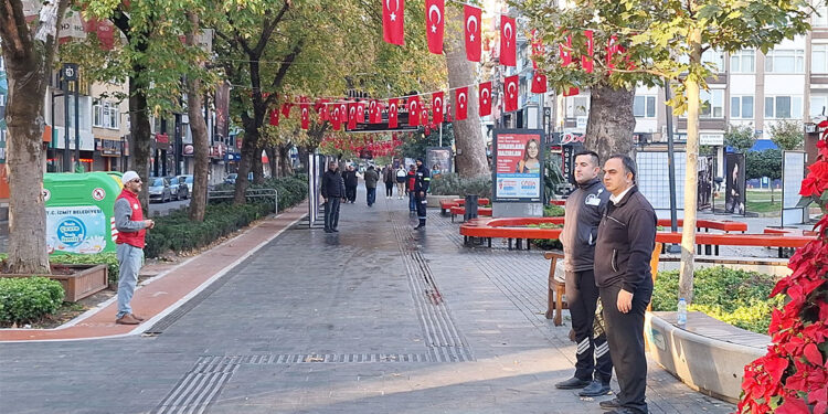 Saatler 09.05'i gösterdiğinde hayat durdu