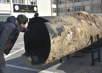 İçme suyu hattı için yerleştirilen borular, belediye önünde sergileniyor