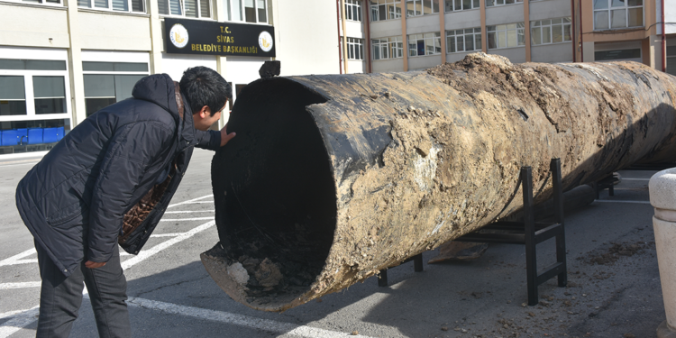 İçme suyu hattı için yerleştirilen borular, belediye önünde sergileniyor