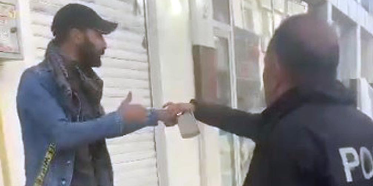 Iğdır'da AK Parti il binasına satırlı saldırı