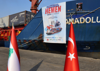 İnsani yardım gemisi Lübnan'a ulaştı