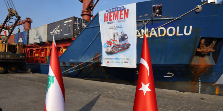 İnsani yardım gemisi Lübnan'a ulaştı