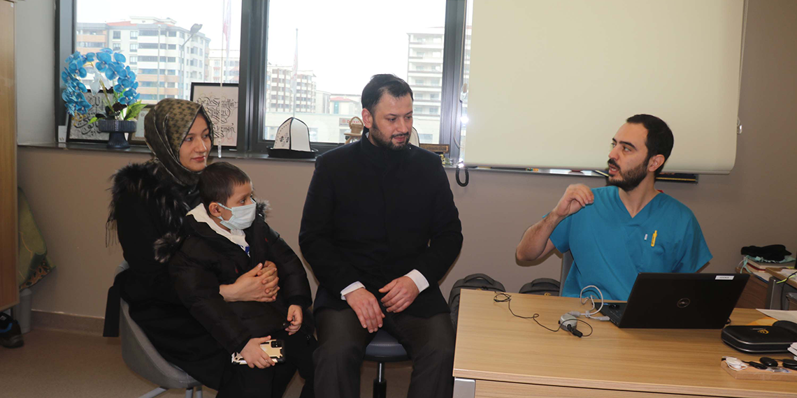 İşitme engelli çift, 10 yıl sonra birbirini yeniden duydu