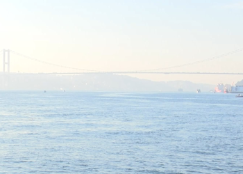 İstanbul Boğazı'nda oluşan sis nedeniyle gemi trafiği askıya alındı