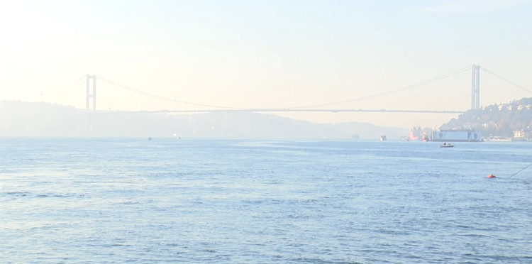 İstanbul Boğazı'nda oluşan sis nedeniyle gemi trafiği askıya alındı