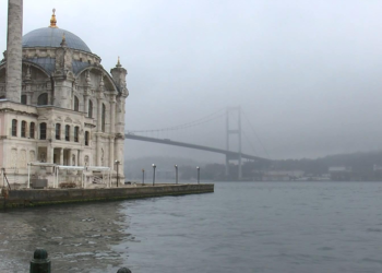 İstanbul Boğazı'nda yoğun sis etkili oluyorx